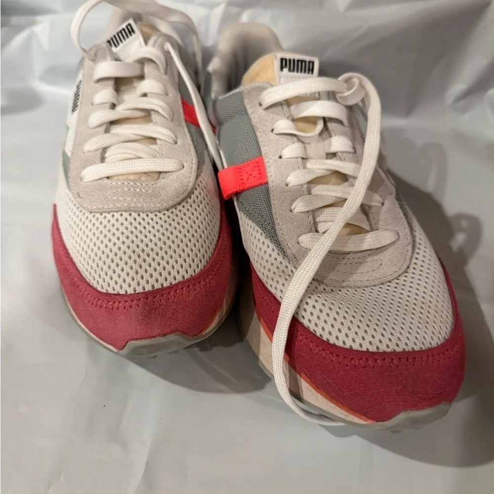 Women’s Puma FUTURE RIDER PLAY ON Size 8